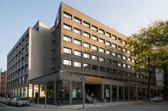 Stadthotel am Römerturm Hotel berhampiran Basilica of St Apostles