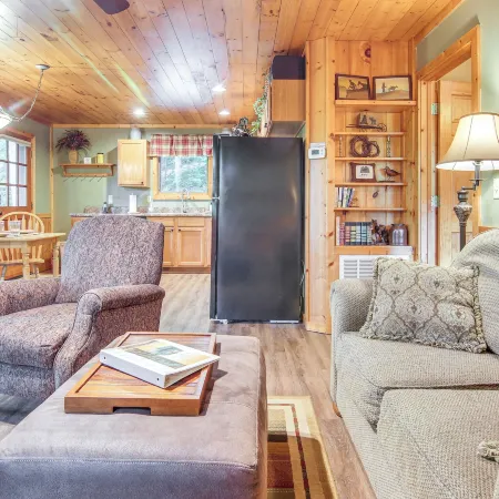 'Fox Den' w/ Hot Tub! 22 Mi to Cataloochee Skiing