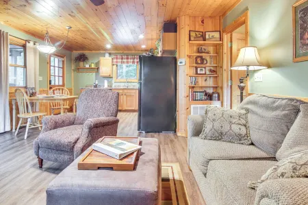 Charming 'Fox Den' Cabin in Whittier w/ Hot Tub!
