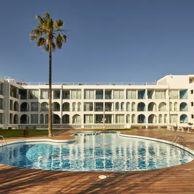 埃巴諾酒店公寓及 Spa 鄰近波拉波拉夜店（Bora Bora Ibiza）的酒店