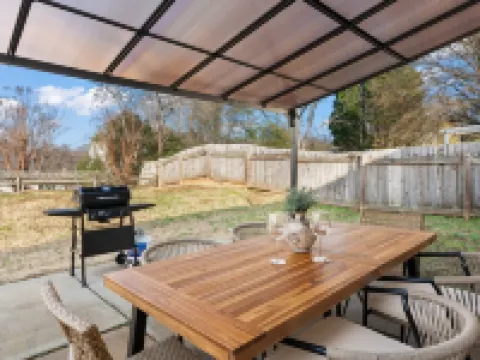 Stylish 3-bedroom home in central Cornelius-Chalkboard Wall-Firepit-Grill & more Hotels in Cornelius