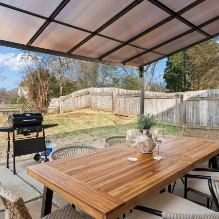 Stylish 3-bedroom home in central Cornelius-Chalkboard Wall-Firepit-Grill & more