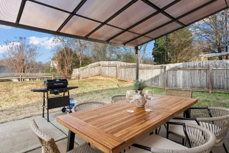 Stylish 3-bedroom home in central Cornelius-Chalkboard Wall-Firepit-Grill & more