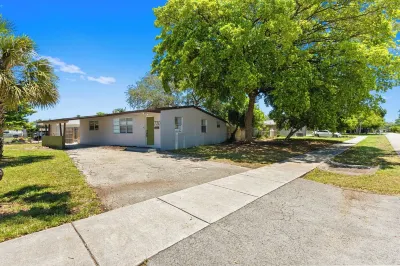 Stylish Queen Suite : Near Beach + Shops + Dining Hotels near Cabo Blanco Restaurant Cypress