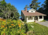 NEW -Lakefront 2 Bed / 3 bath + Extra Bed off of living room