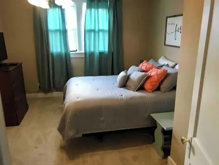 Entire House Downtown PC - off street parking Отели в г. Порт Клинтон