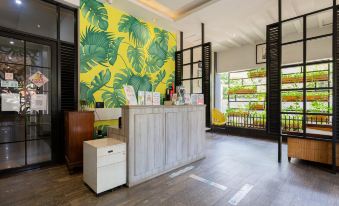 RedDoorz Plus Near Mall Slipi Jaya