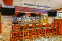 Travelodge by Wyndham Niagara Falls at the Falls - ที่มีบาร์