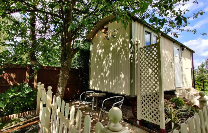 Duck House - 1 Bed Shepherds Hut - Gower