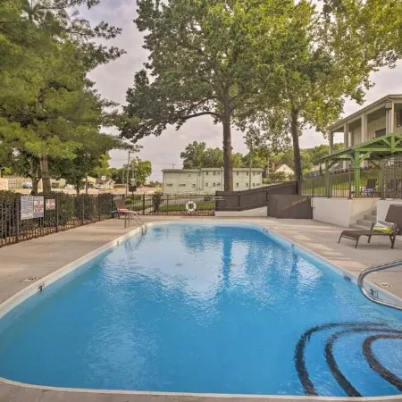 Cozy Cottage in Downtown Branson with a Pool