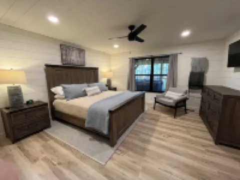 Ozark Shores- Lakefront, Hot Tub, Air Hockey