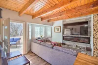 Crestline Cabin w/ Deck: 1 Mi to Lake Gregory