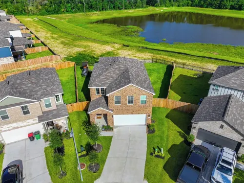 NEW 5 bdr + lake view + playground + BBQ, fits 10!