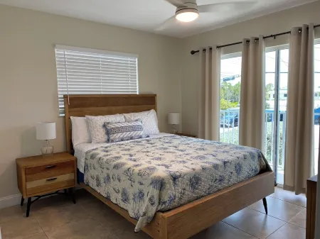 Spacious 6-bedroom- 2 kitchen Duplex in beautiful Key Colony Beach