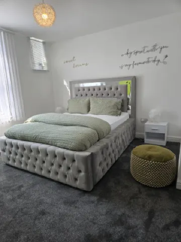 Luxury stylish Charming City Apartment with Private Entrance in Wolverhampton