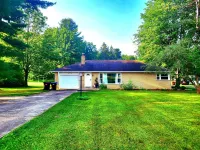 Charming 2-bedroom house in serene Conneaut Lake with AC, WiFi, large backyard