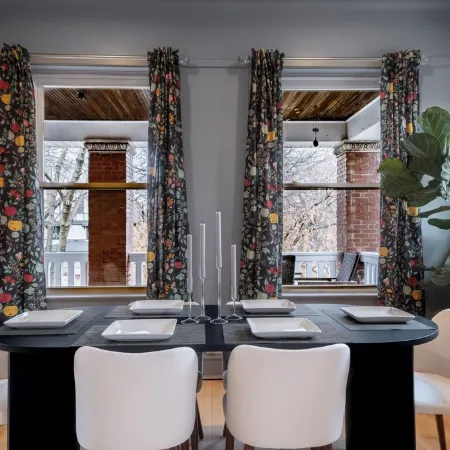 Chic 2-bedroom apartment in beautiful Rogers Park with WiFi & EV Charger