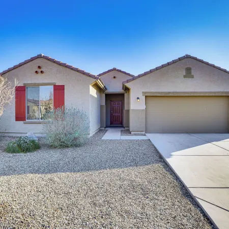 7 Mi to State Farm Stadium Pet-Friendly Retreat!