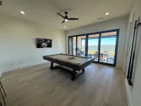 Beautiful Lakefront House with Amazing Views Hotels in Tool