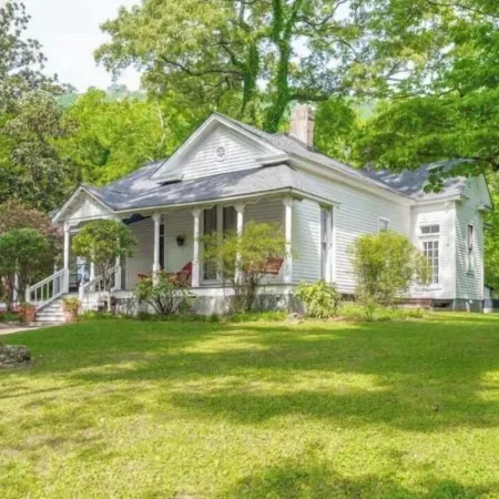 Historic Charm in St. Elmo 3Br/3BA Situated on over an Acre at Base of Lookout