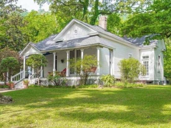 Historic Charm in St. Elmo 3Br/3BA Situated on over an Acre at Base of Lookout