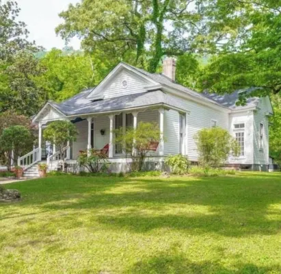 Historic Charm in St. Elmo 3Br/3BA Situated on over an Acre at Base of Lookout