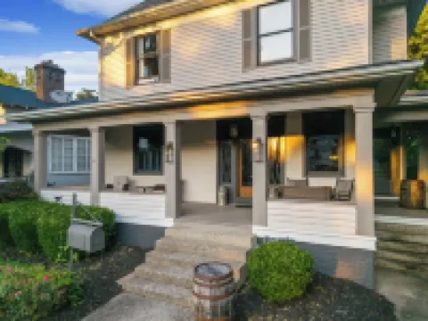 Bourbon Trail Retreat . Sleeps 10 + Hot Tub. In the Heart of the Bourbon Trail