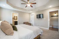 Game Room - Patio + Grill - Sleeps 9 - King Bed Hotels in Clarksville