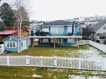 Sun Cove - Lake Entiat - 4 bedroom + fenced yard + Lake and Mountain views