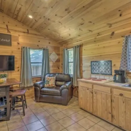 Cozy cabin 1 bedroom, WiFi, AC above Sylamore Creek in welcoming Mountain View