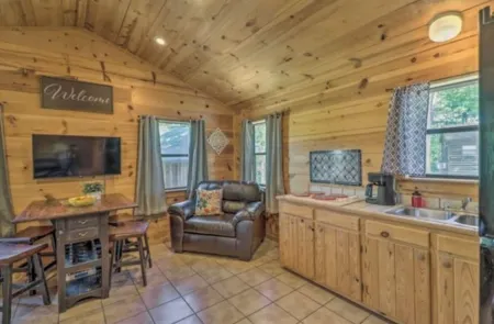 Cozy cabin 1 bedroom, WiFi, AC above Sylamore Creek in welcoming Mountain View Отели рядом с достопримечательностью «Holiday Mountain Resort»