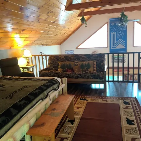 Private Chalet with Hot Tub and Private Trail System, and Outdoor Sauna. Pets ok
