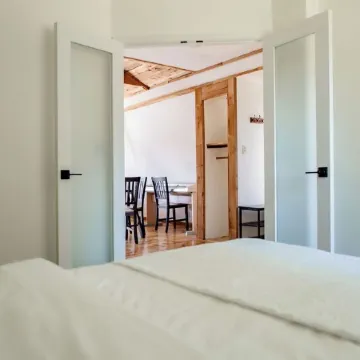 Cozy 1-Bedroom Apartment with WiFi, Parking, and Keyboard in a Peaceful Setting.