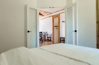 Cozy 1-Bedroom Apartment with WiFi, Parking, and Keyboard in a Peaceful Setting.