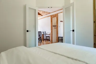 Cozy 1-Bedroom Apartment with WiFi, Parking, and Keyboard in a Peaceful Setting. Hotel in zona Main City Park