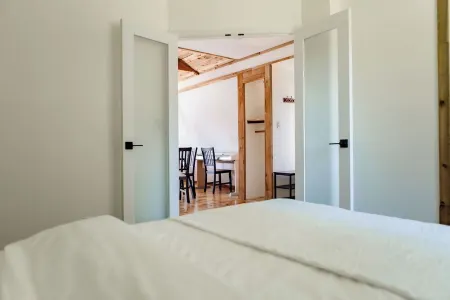 Cozy 1-Bedroom Apartment with WiFi, Parking, and Keyboard in a Peaceful Setting.