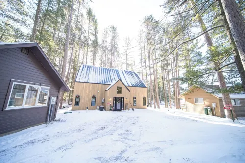3 BR l Lakefront Cabin l Skiing I Snowmobiling