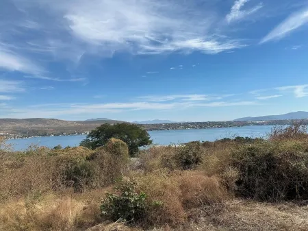 Charming 2-bedroom cottage with WiFi, AC in tranquil Tequesquitengo