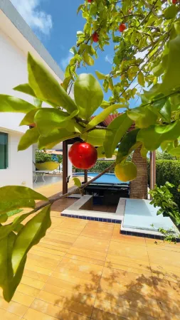 Paradise! High standard house in a seaside condominium. Отели рядом с достопримечательностью «Hibiscus Beach Club»