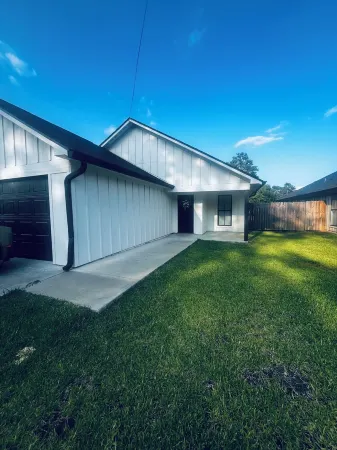 Three bedroom home in the center of Leesville