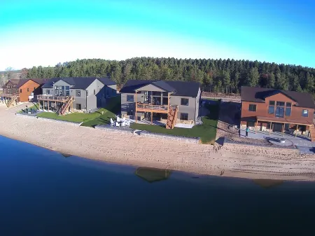 2025 Special! Private Beach; Garage Bar; Near WI Dells; King Beds, Massage Chair