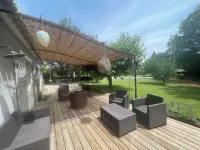 House on the Gordes plain with 3500m2 of wooded grounds and swimming pool. 고르드 타운 뷰 포인트 주변 호텔