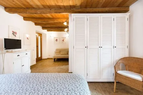 Lake Apartment With Lush Garden Veranda Hotels in Gonte