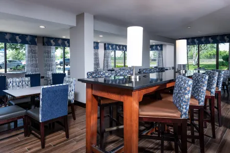 Hampton Inn Fall River/Westport Отели рядом с достопримечательностью «Battleship Cove»