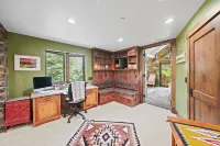 Luxury 4BR 3-Floor Sundance Home. Views. Hot Tub. pets Jeep Gladiator at airport Hotels in Sundance