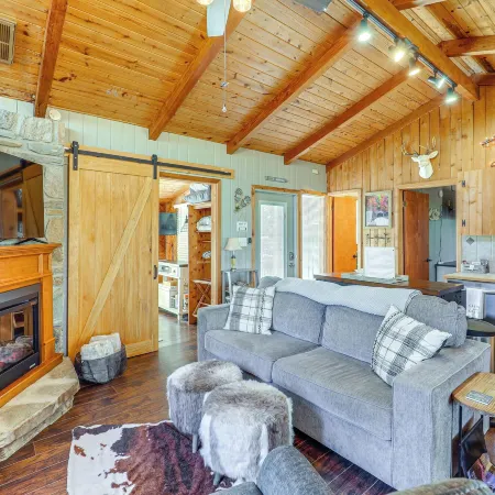 Near Lake + Trails: Rustic Newland Cabin w/ Deck! Отели в г. Эйвери