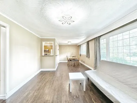 Cozy 3-Bedroom House Отели рядом с достопримечательностью «Торонто Ботаникал Гарден»