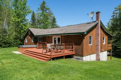 Cozy 3-bedroom cabin in charming Haverhill with Hot Tub, Play Area & Fire Pit Hotels near North Haverhill Agway