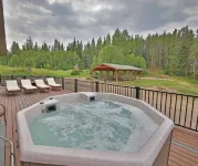 Riverfront Hot Tub, 6 Min Drive to Winter Park Resort Walking Distance Downtown.