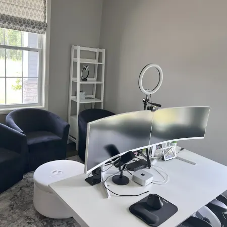 Modern Spacious 6-Bedroom - Track Season Retreat - 20 min from Track Отели в г. Халфмун